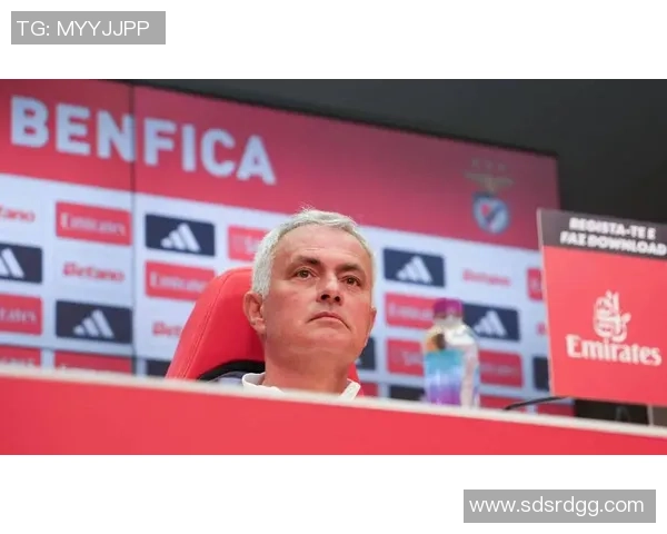 曼联逆转本菲卡争议判罚引发热议神扑瞬间点燃全场激情