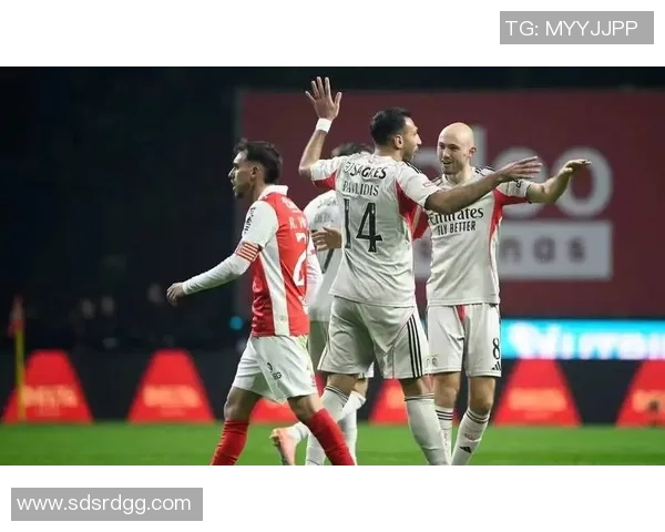 本菲卡逆转曼联夺国王杯冠军绝杀瞬间引发争议判罚全场沸腾