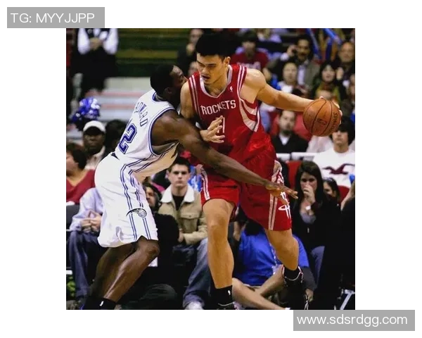 姚明与马布里在篮球场上的传奇对决与友谊交织的故事