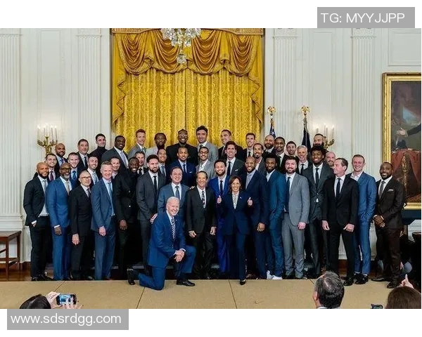 国王杯激战巴萨险胜曼联红牌争议引发全场热议与转会传闻