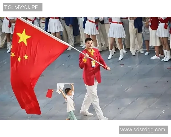 姚明低头凝视你那一刻的温暖与力量交汇的瞬间