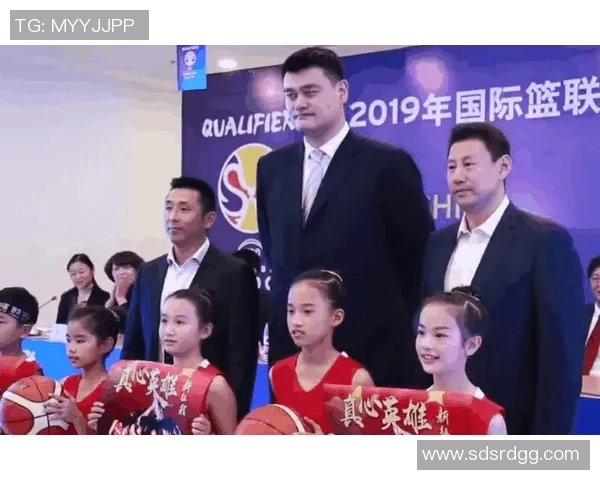 姚明在大会上坐下引发热议众人期待他的发言与未来计划