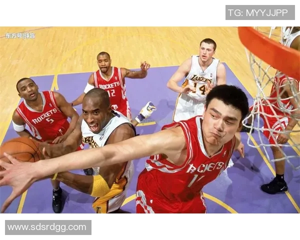 姚明荣获殊荣盛典上台领奖展现中国篮球辉煌成就与未来希望