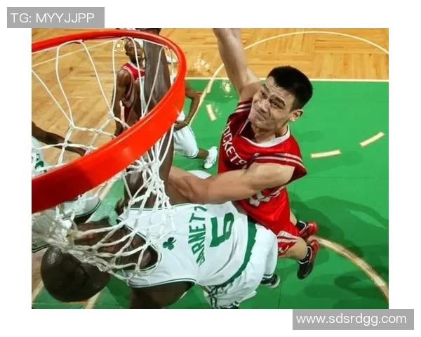 姚明的超长腿部特写照片展示了他的运动天赋与身材优势