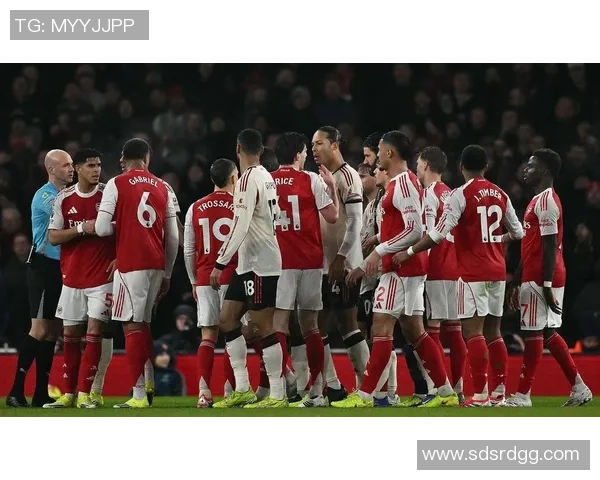 友谊赛精彩对决AC米兰与利物浦战成平局争议判罚引发热议 友谊赛精彩对决AC米兰与利物浦战成平局争议判罚引发热议