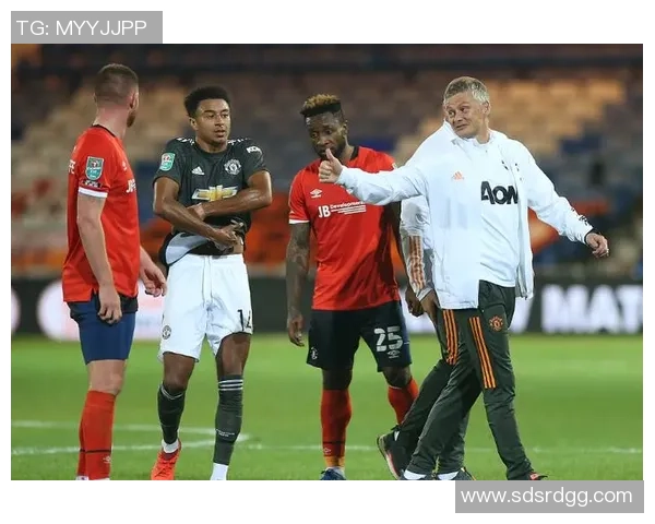 中超激战曼联与波尔图平局红牌争议引发全场热议与战术分析 中超激战曼联与波尔图平局红牌争议引发全场热议与战术分析