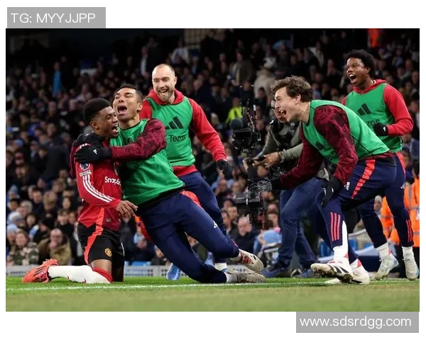 中超激战曼城与曼联握手言和乌龙球引发全场狂欢 中超激战曼城与曼联握手言和乌龙球引发全场狂欢