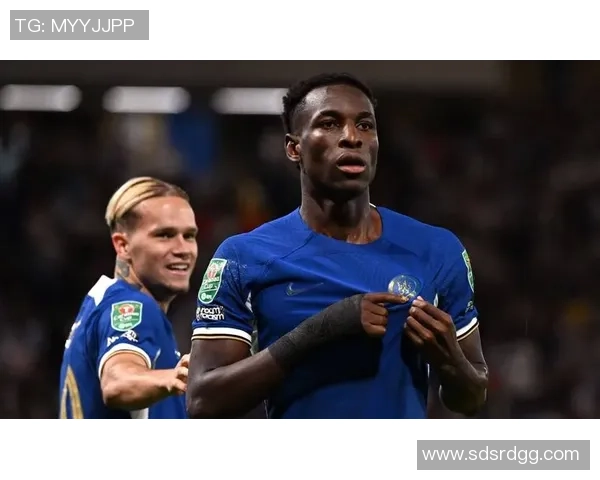 切尔西逆转里昂精彩绝杀引爆国王杯赛场激情瞬间分析