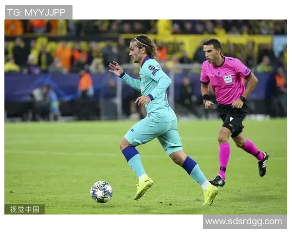 意甲赛场巴萨大胜多特蒙德争议判罚引发全场热议与激烈反响