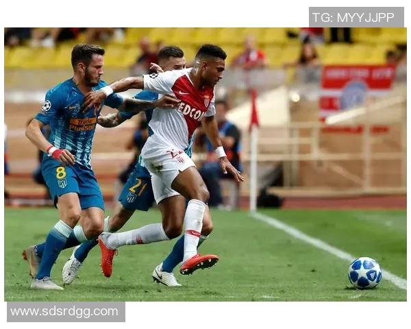 欧冠焦点战曼联与巴萨激战成平乌龙球引发争议判罚全场沸腾